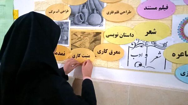 نمایشگاه ماها در دبیرستان فرزانگان