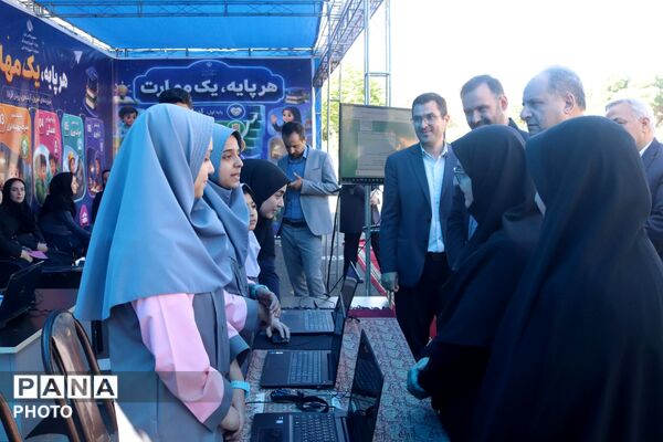 نمایشگاه طرح‌های ارتقا کیفیت آموزش در مقطع ابتدایی استان آذربایجان شرقی با حضور معاون وزیر 

