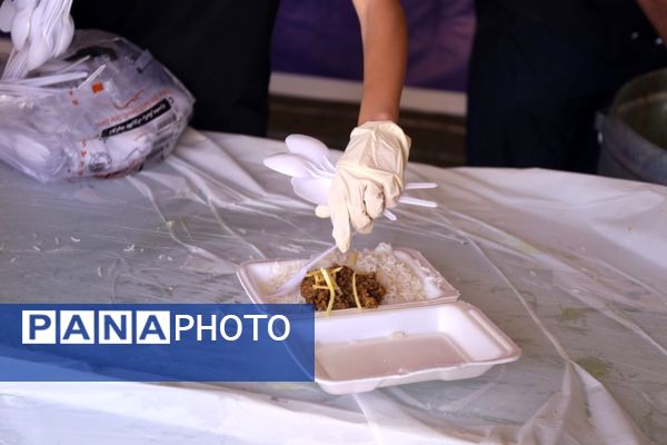  پخش 8600 غذای گرم با همت مرکز نیکوکاری شهید مهدی باکری و موسسه نذرواره در تبریز