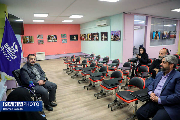 بازدید دبیر کمیسیون توسعه آموزش عمومی قرآن از نمایشگاه نوراوی اعتکاف