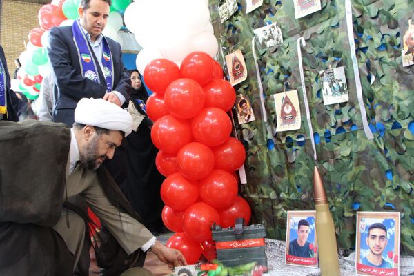 هم‌سرایی هزار نفری دانش‌آموزان یاور انقلاب در اسلامشهر