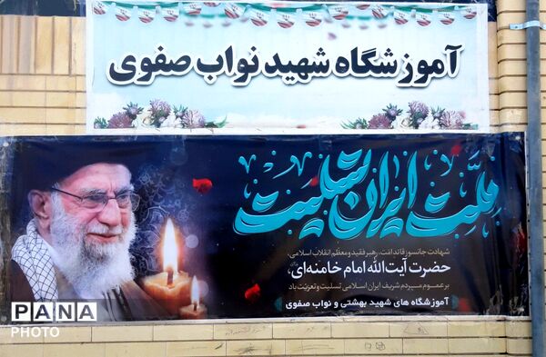 حضور پررنگ و حماسی فرهنگیان و دانش آموزان در عزای رهبر شهید