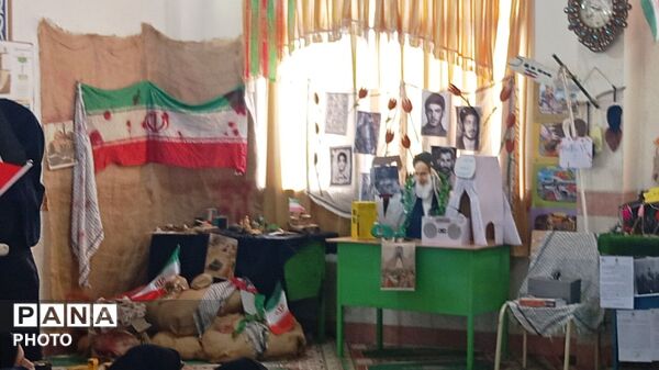 برپایی نمایشگاه انقلاب اسلامی توسط دانش‌آموزان دبیرستان نرگس
