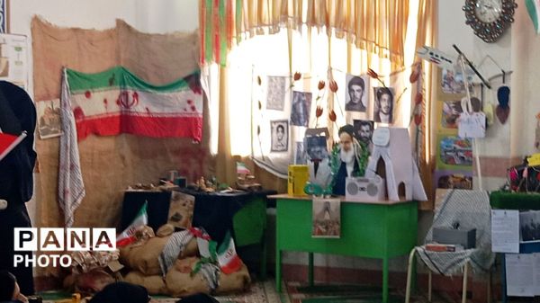 برپایی نمایشگاه انقلاب اسلامی توسط دانش‌آموزان دبیرستان نرگس