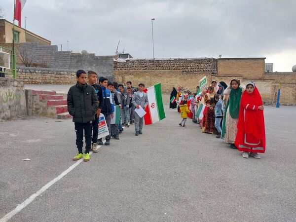 حماسه دانش‌آموزان شهید امامی  میانکوه در راهپیمایی ۲۲ بهمن 