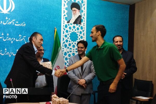 بزرگداشت هفته معلم و تقدیر از خدمات ارزنده مشاوران در بهارستان‌دو