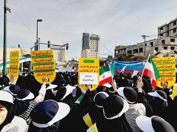 راهپیمایی روز دانش‌آموزان در ناحیه 6 مشهد 