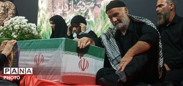 عطر شهادت در شهر پیچید؛ امشب پیکر شهید بر دوش مردم تشییع شد