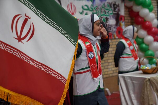 مانور یاوران انقلاب در دبستان دخترانه حاج حسن اصلانی ۲