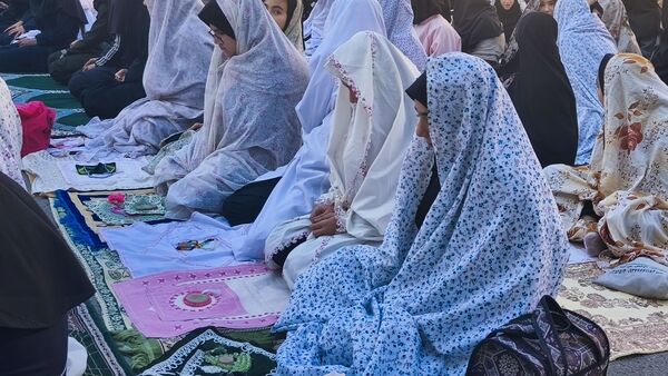 نماز جماعت باران در آموزشگاه شهید فتحی‌پور ناحیه یک شهرستان بهارستان