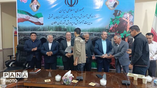 تجلیل از دانش‌آموزان مقام‌آور جشنواره علمی و پژوهشی در ملکان