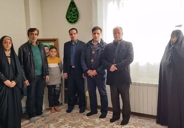  دیدار مدیر آموزش و پرورش ناحیه دو با خانواده شهید علی‌پور؛