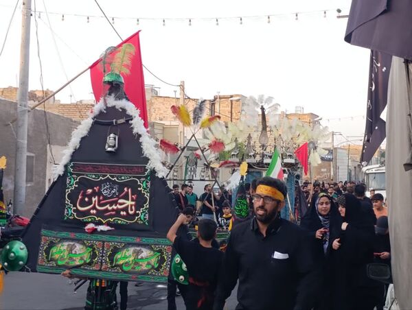 اجتماع بزرگ نوجوانان حسینی در دسته عزای احلی من العسل در کاشان