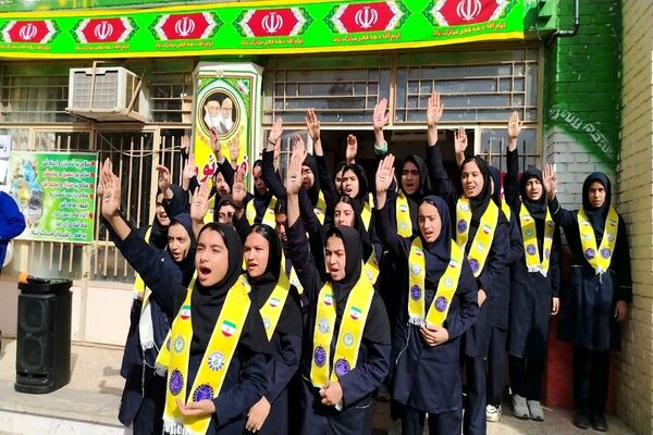 گلبانگ زنگ چهل و هفتمین پیروزی انقلاب اسلامی در مدرسه شهید مجید دهنوی 