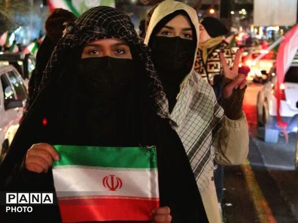 زن و مرد و پیر و جوان این شب ها در اجتماعات خیابانی مشهد مقدس