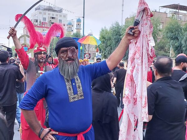 استقبال عزاداران حسینی از کاروان نمادین اسرای کربلا در قم