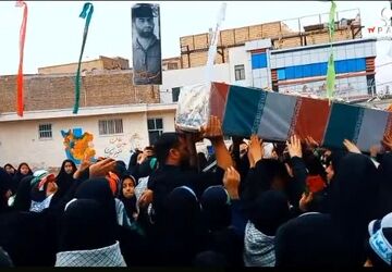 ادای احترام دانش‌آموزان مدارس قم به پیکر مطهر شهید گمنام