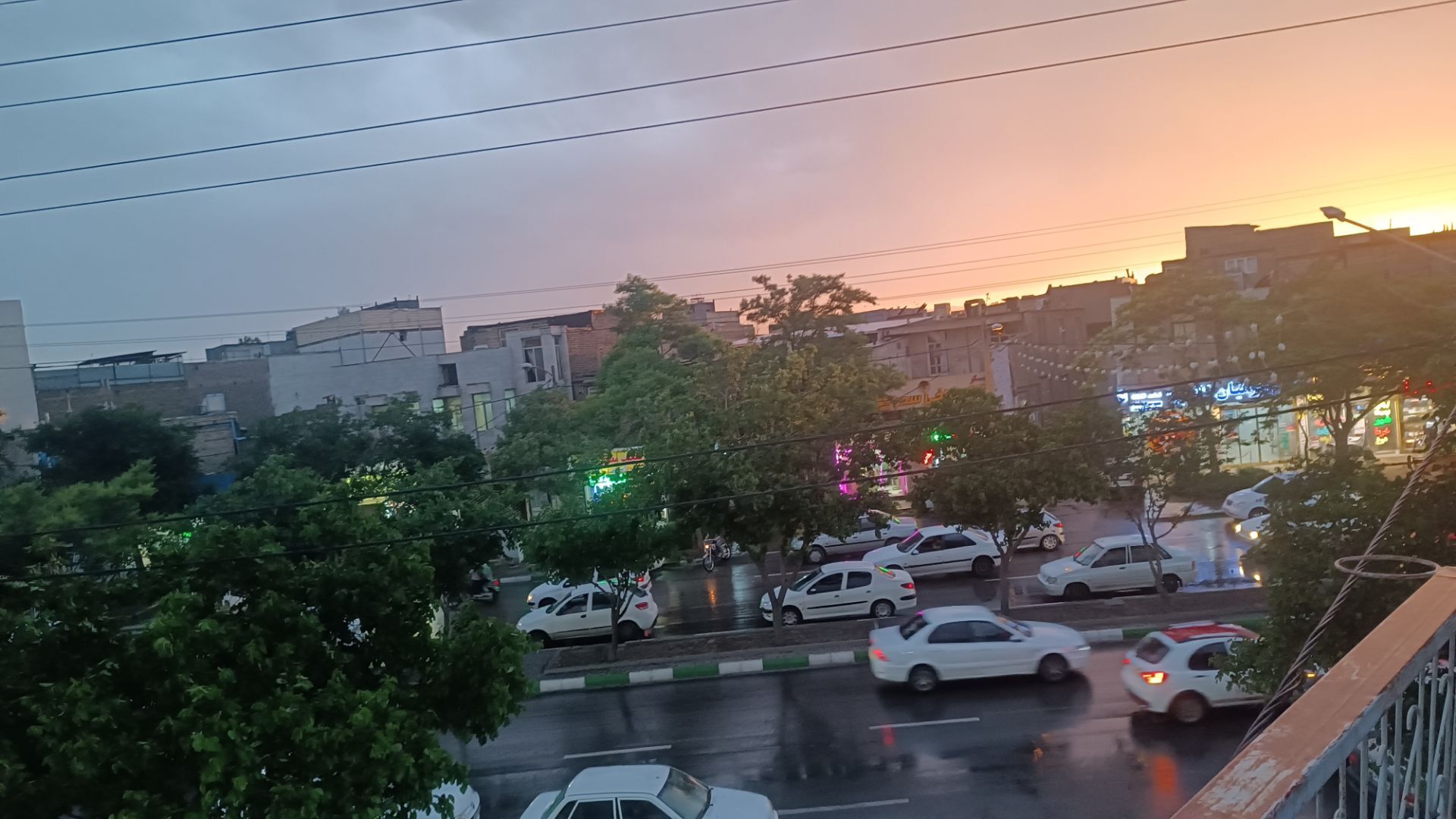 رقصِ قطره‌های باران؛ پنجشنبه‌ مشهد بارانی شد