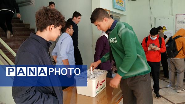 برگزاری بیست‌وهشتمین دوره شورای دانش‌آموزی دبیرستان نمونه دولتی معلم شهرستان ساوجبلاغ