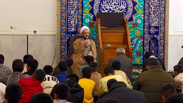  اقامه نماز جماعت و بازدید صمیمی از اعتکاف پسران در خلیل آباد