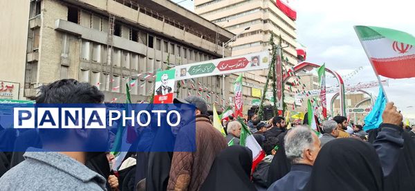 حضور گسترده و منسجم دانش آموزان و فرهنگیان منطقه ۱۰ در راهپیمایی ۲۲ بهمن ماه