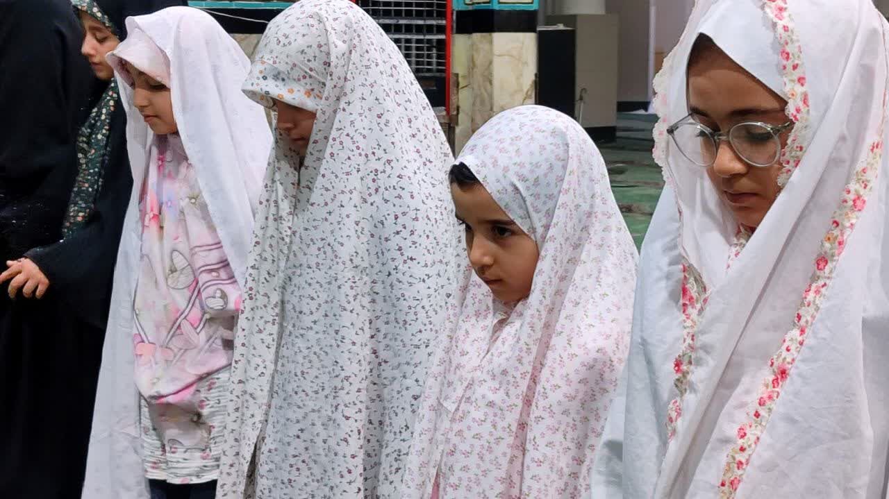 تجدید عهد دختران با رهبر شهید در نجف آباد