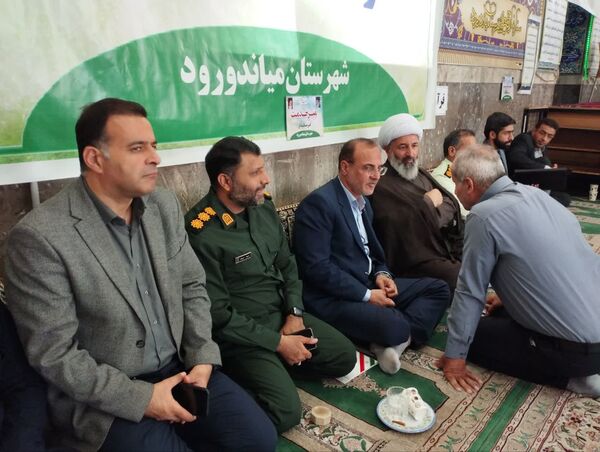 برپایی میز خدمت به‌مناسبت هفته دولت در میاندورود 
