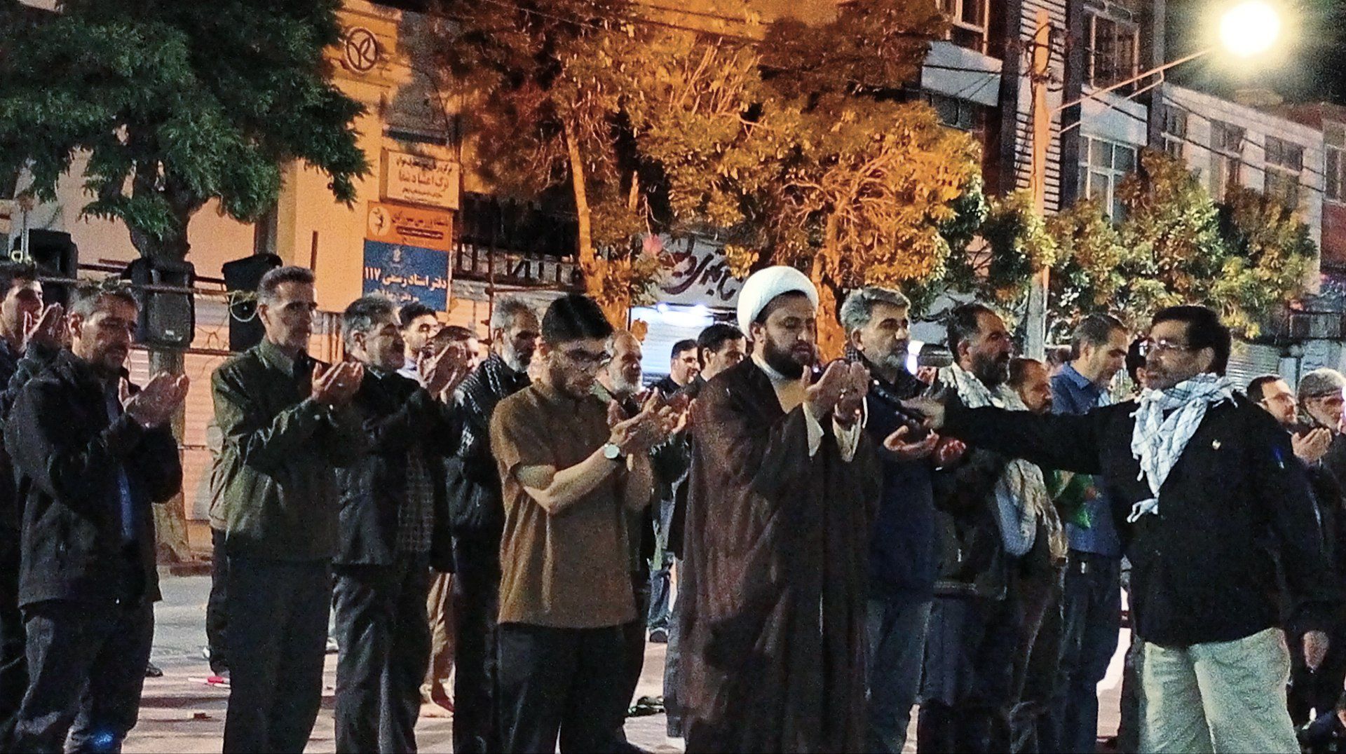 خواندن نماز استغاثه در تجمعات شبانه ملایر