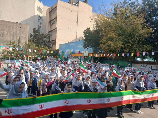 طنین شعارهای انقلابی در دبستان دخترانه میثاق به مناسبت ۱۳ آبان