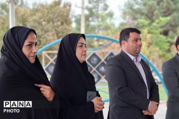 غبارروبی و عطرافشانی گلزار شهدای قرچک به مناسبت آخرین روز هفته تربیت‌بدنی 