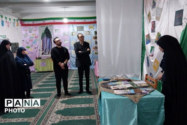 نمایشگاه مدرسه انقلاب در دبیرستان جوادالائمه بهارستان‌دو