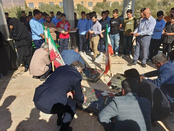 غبارروبی مزار شهدای گمنام دانشگاه آزاد اسلامی واحد کاشمر 