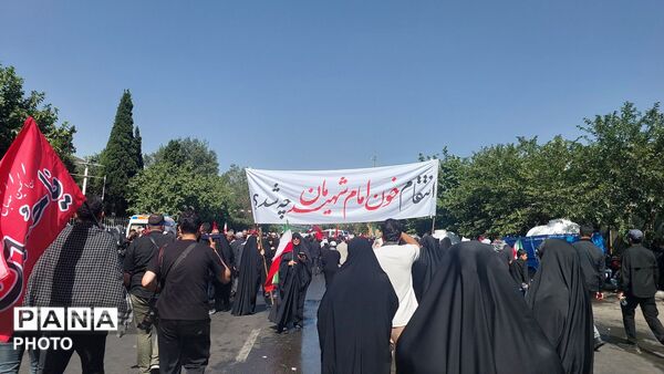 دریای جمعیت در خیابان‌های منتهی به مصلای امام خمینی(ره)