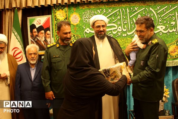 دیدار نماینده ولی فقیه و فرمانده سپاه همدان با خانواده شهدا