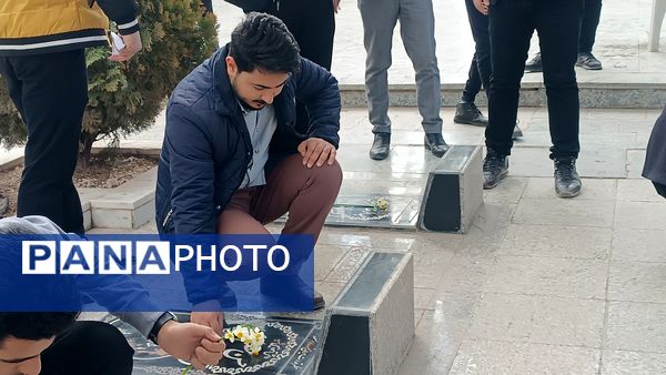 غبار روبی مزار شهدا نیشابور در هفته امور تربیتی