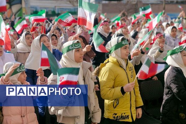 آیین نواخته شدن زنگ انقلاب اسلامی در مدرسه آیت‌الله خامنه‌ای قرچک