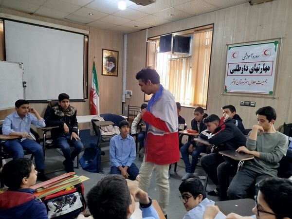 حضور دانش‌آموزان دبیرستان نمونه دانش در پایگاه هلال احمر کاشمر