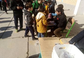 برگزاری بازارچه درون مدرسه‌ای در مدرسه یاسین بجنورد