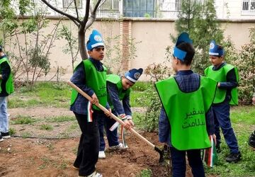 پویش ملی کاشت نهال در مدارس نیک‌نژاد