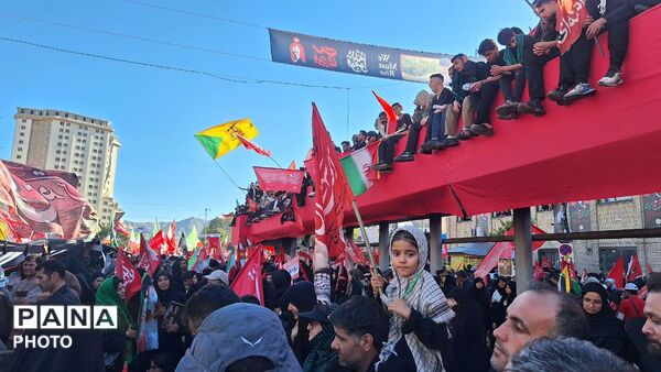 مشهد، در آغوشِ حرم، با رهبر شهید وداع کرد