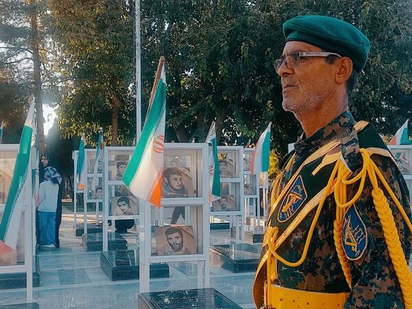دولتمردان غبار از مزار شهدا برداشتند 