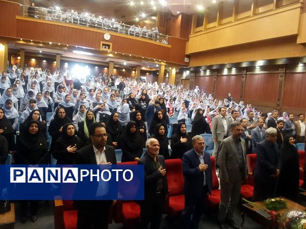 نواختن زنگ سپاس در فرهنگسرای آریو مصلی نژاد 