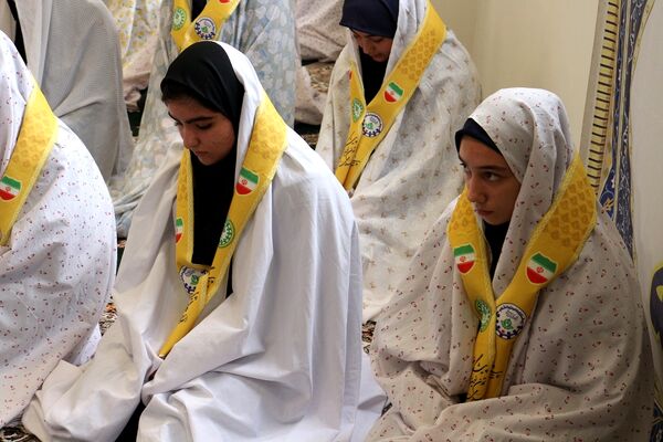 اقامه نماز جماعت در اردوی طرح تمشک در اردبیل