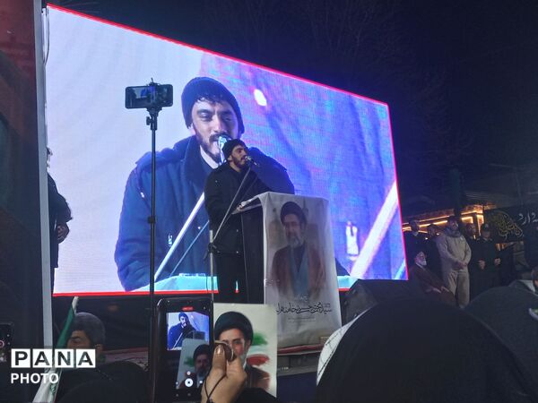 پیمان دوباره با رهبری با نوای رسای مهدی رسولی در آیین تجدید بیعت 
