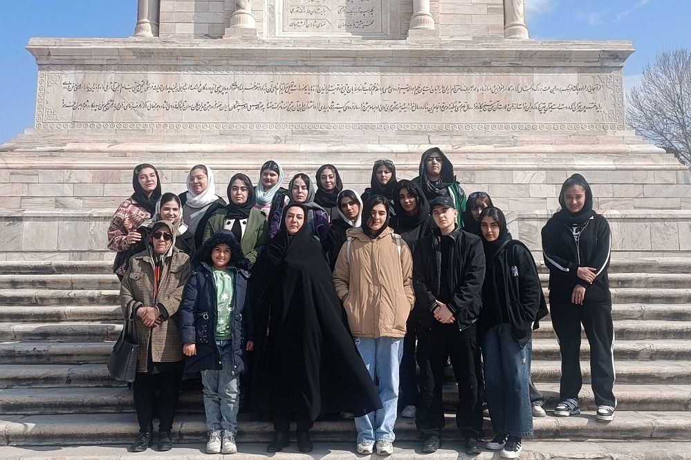 زیارت دانش‌آموزان هنرستان کوثر قیامدشت ری یک از مشهد مقدس 