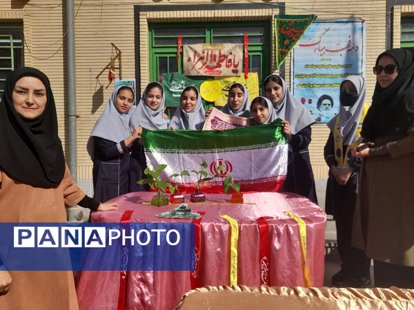 برپایی چایخانه به مناسبت میلاد امام عصر(عج)در دبیرستان نمونه وکیلی ۱۰