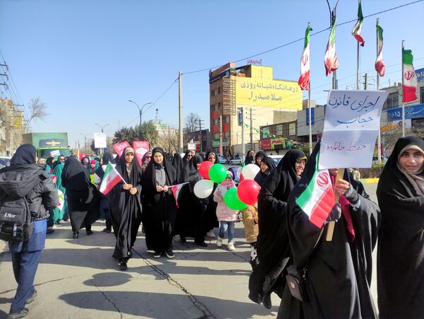 مردم غیور ملارد با حضور پرشور خود در راهپیمایی ۲۲ بهمن، ثابت کردند که همچنان پای انقلاب اسلامی ایستاده‌اند.