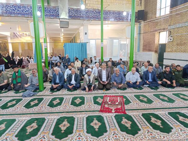 اهدای هدایای متبرک به نمازگزاران سفیددشت