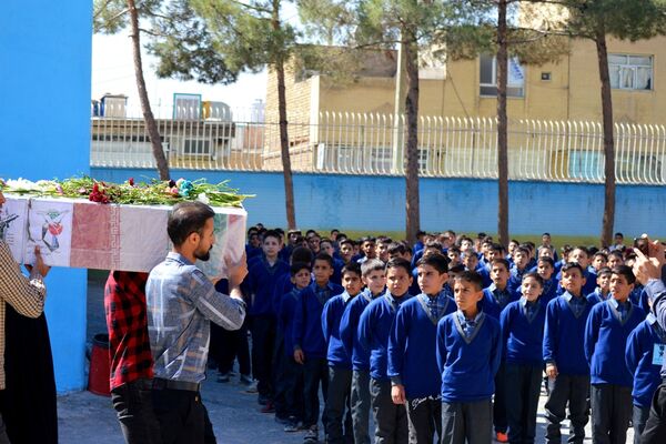 حضور پیکر شهید دانش‌آموز زینت بخش مدارس نجف‌آباد 