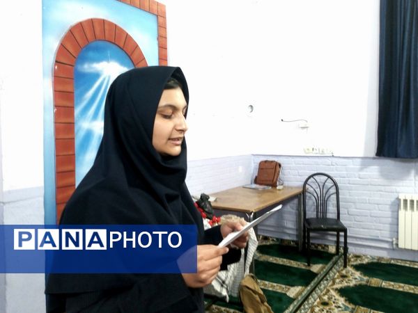 خوانش زندگی نامه شهدا در دبیرستان فاطمیه